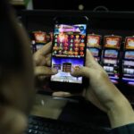 Belasan Orang Bermain