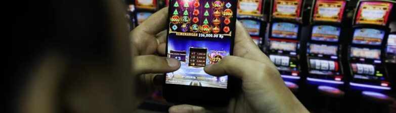 Belasan Orang Bermain