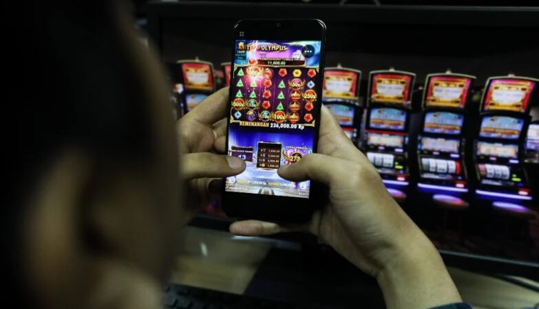 Belasan Orang Bermain